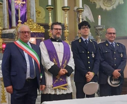 Il nuovo parroco di Cadegliano Viconago e Arbizzo con sindaco e autorità (foto dalla pagina Facebook Progetto Comune)