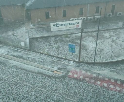 FOTO. A Saronno grandine, vento e pioggia violentissima provocano allagamenti e danni