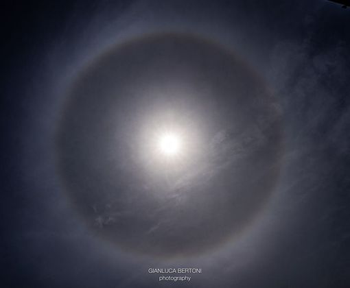 Un cerchio intorno al sole. E i social si scatenano. L'esperto: «Un fenomeno naturale, si chiama parelio»