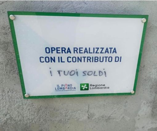 La targa del Parco dei Ciliegi di Casciago imbrattata dalla scritta (foto dalla pagina Facebook del sindaco) La targa del Parco dei Ciliegi di Casciago imbrattata dalla scritta (foto dalla pagina Facebook del sindaco)