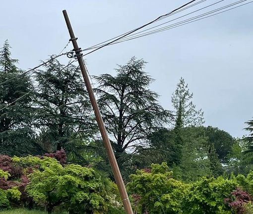 Il palo pericolante in via Laveno a Cittiglio Il palo pericolante in via Laveno a Cittiglio
