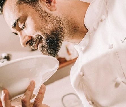 Chef Roberto Valbuzzi eletto “Personaggio dell’anno dell’enogastronomia e dell’accoglienza” Chef Roberto Valbuzzi eletto “Personaggio dell’anno dell’enogastronomia e dell’accoglienza”