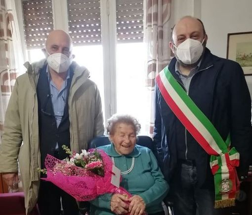 La signora Virginia festeggiata dal sindaco e dal vicesindaco in una foto dalla pagina Facebook del Comune di Somma La signora Virginia festeggiata dal sindaco e dal vicesindaco in una foto dalla pagina Facebook del Comune di Somma