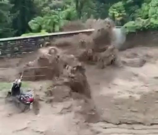 Cernobbio travolta da un'onda d'acqua, detriti e fango che spazza via tutto Cernobbio travolta da un'onda d'acqua, detriti e fango che spazza via tutto