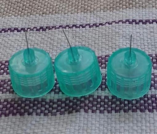 Le foto degli aghi postate sul gruppo Facebook "Sei di Ferno Se..." Le foto degli aghi postate sul gruppo Facebook "Sei di Ferno Se..."