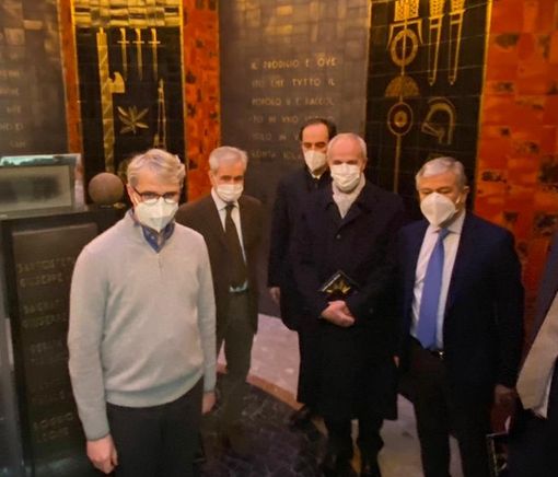 Clerici: «Galimberti in posa davanti al fascio littorio? Apprezza la bellezza senza pregiudizi ideologici»