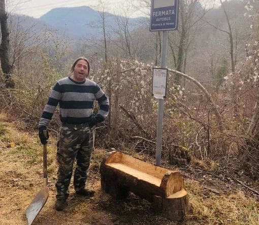 Il signor Gigi Maiorino con la sua panchina in una foto dalla pagina Facebook del Comune di Cuasso