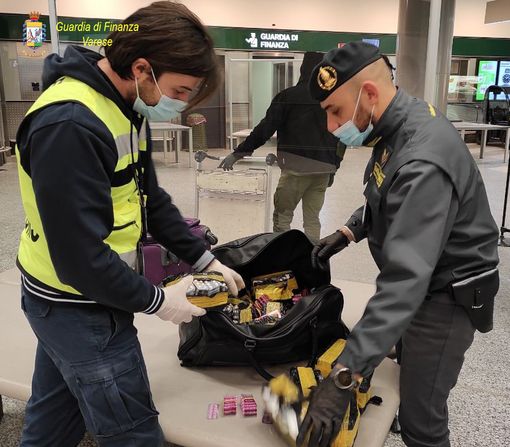 VIDEO. Cosmetici illegali e steroidi nei bagagli, passeggero congolese bloccato a Malpensa VIDEO. Cosmetici illegali e steroidi nei bagagli, passeggero congolese bloccato a Malpensa