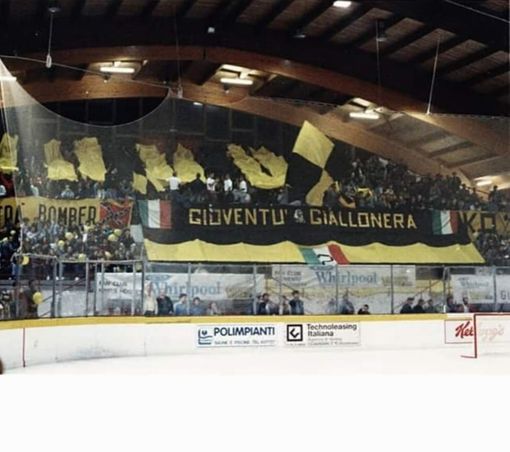 La foto della storica curva giallonera al Palalbani postata sul gruppo Mastini Forever: domani sera all'Agorà il Varese merita un tifo così