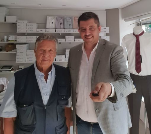 Renato Pozzetto e Matteo Petullo titolare della Vecchia Camiceria di Ispra Renato Pozzetto e Matteo Petullo titolare della Vecchia Camiceria di Ispra