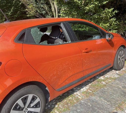 Il finestrino dell'auto rotto dai ladri nei pressi del Chiostro di Voltorre a Gavirate Il finestrino dell'auto rotto dai ladri nei pressi del Chiostro di Voltorre a Gavirate