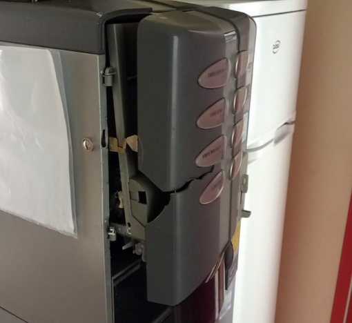 Il distributore di monetine scassinato a Lozza l'altro ieri. Il copione si è ripetuto stanotte a Varese