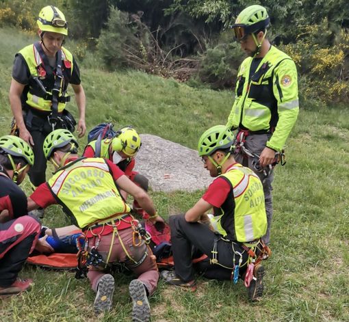 Gli uomini del Soccorso Alpino in azione ad Orino Gli uomini del Soccorso Alpino in azione ad Orino