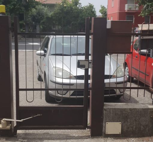 Auto davanti al cancello, la protesta dei residenti di viale Don Minzoni: «Serve una soluzione»