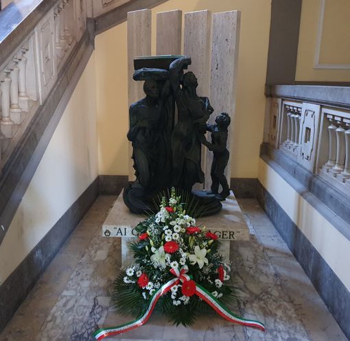 L'omaggio al monumento ai Caduti nei Lager, in Comune a Busto Arsizio