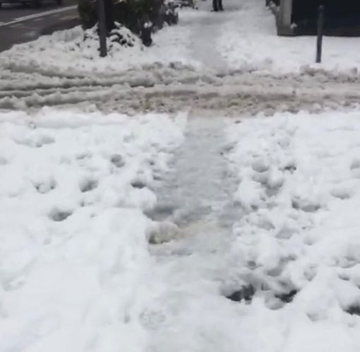 VIDEO. «Su questi marciapiedi servono gli scarponi da montagna»: la segnalazione di un cittadino di Biumo VIDEO. «Su questi marciapiedi servono gli scarponi da montagna»: la segnalazione di un cittadino di Biumo
