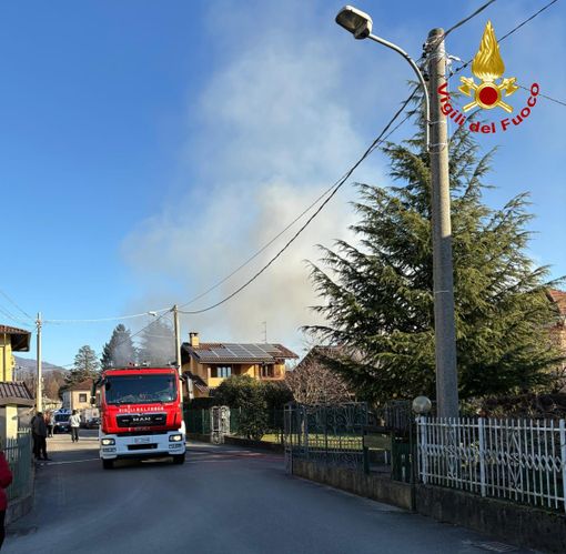 Incendio a Brebbia: interessato il garage di un'abitazione. Nessun ferito Incendio a Brebbia: interessato il garage di un'abitazione. Nessun ferito