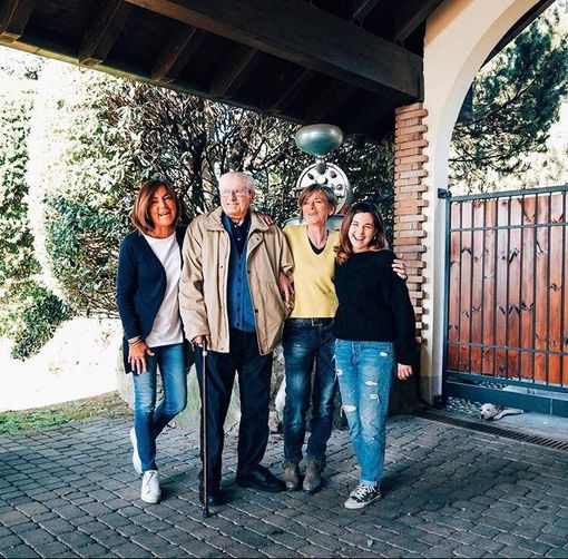 Un dolce ritratto della famiglia Felmoka: le figlie Emanuela ed Elena e la nipote Talia insieme al nonno Felice Volpe, fondatore dell'azienda malnatese, scomparso un anno fa Un dolce ritratto della famiglia Felmoka: le figlie Emanuela ed Elena e la nipote Talia insieme al nonno Felice Volpe, fondatore dell'azienda malnatese, scomparso un anno fa