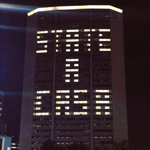 Il messaggio lanciato dalla facciata del Pirellone Il messaggio lanciato dalla facciata del Pirellone