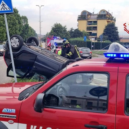 FOTO. Ancora un incidente in via Carlo Noè: si ribalta auto a Gallarate