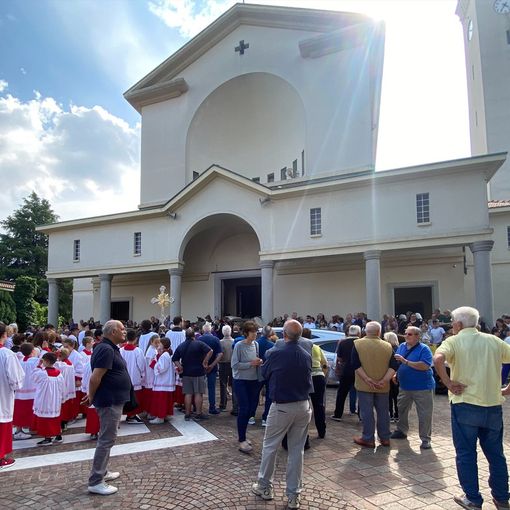 L’ultimo saluto di Solbiate al suo parroco: «Grazie don Fausto. I tuoi gesti parlavano d'amore»