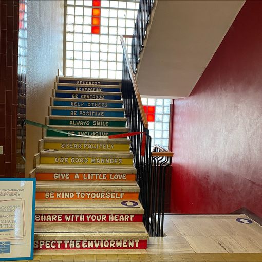 Lonate Pozzolo, alla scuola media Carminati arriva la “scala della gentilezza”. L’emozione degli studenti: «Una grande gioia»