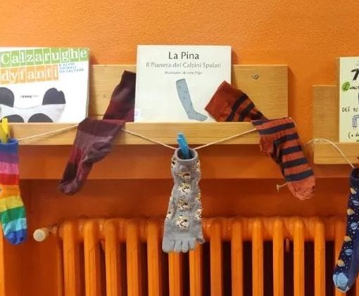La giornata dei calzini spaiati, il “gioco” e l'invito a rispettare la diversità