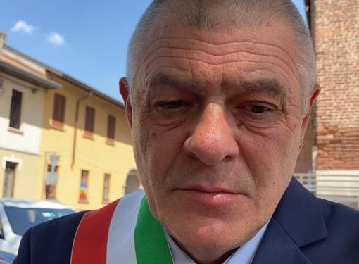 Il sindaco Puricelli fuori dalla chiesa