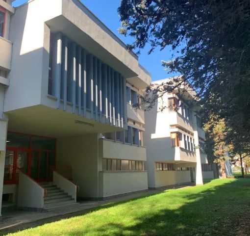 L'esterno della scuola media Biagio Bellotti di Busto