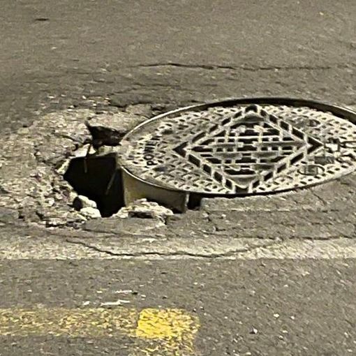 «Asfalto a pezzi in via XXV Aprile: si sta aprendo una voragine»