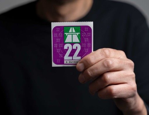 È viola la “vignetta” 2022 per viaggiare sulle autostrade svizzere