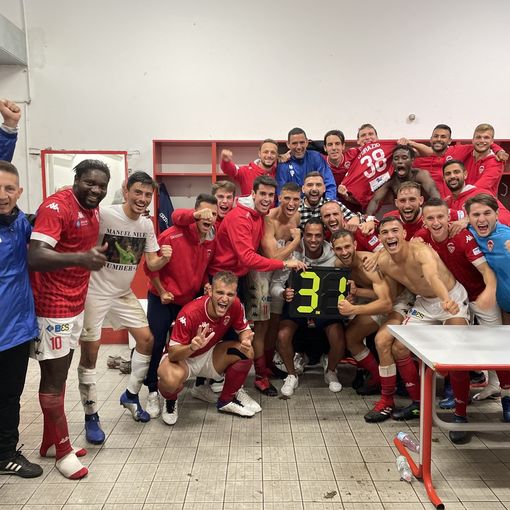 La festa in spogliatoio con la maglia numero 31 di Gazo e, stavolta, anche lui