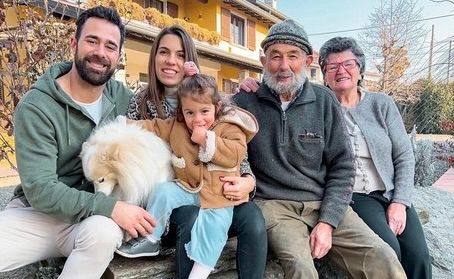 Lo chef Roberto Valbuzzi (a sinistra), con la figlia Alisea, la moglie Eleonora Laurito e i nonni materni Luciano Ferreani e Gisella Pasini.