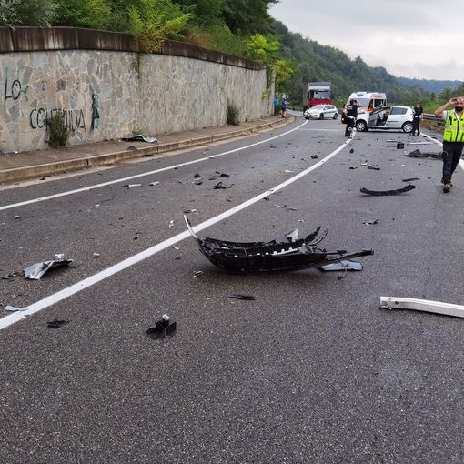 FOTO. Varese, scontro frontale contro un Tir: auto distrutta e via Peschiera chiusa