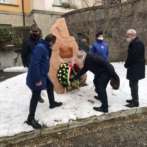 Il governatore Fontana, il prefetto Caputo e il direttore generale di Ats Gutierrez scoprono la stele dedicata alle vittime del Covid-19