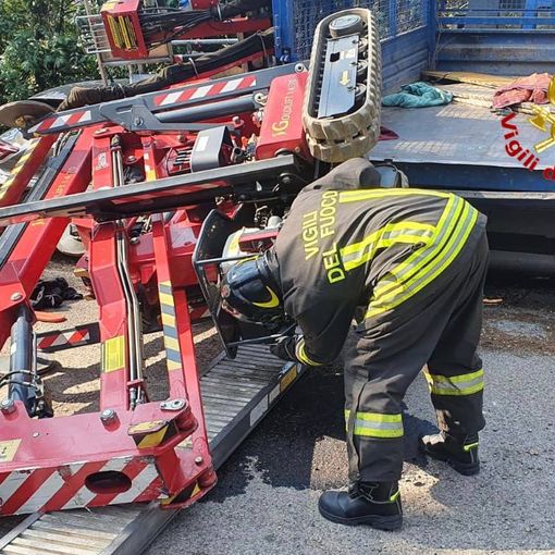 Paura a Venegono, operaio resta schiacciato da una piattaforma. Trasportato in ospedale con l'elisoccorso