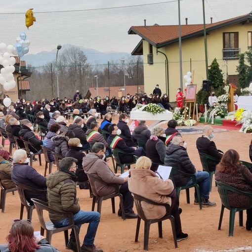 Una folla silenziosa, tanti palloncini e un messaggio commovente: «Oggi lassù brilla una stella in più, addio piccolo Daniele»