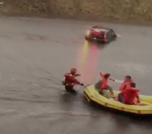 In alto: l'evacuazione con i gommoni (da un video amatoriale). In basso: alcune delle auto sommerse con i vigili del fuoco al lavoro In alto: l'evacuazione con i gommoni (da un video amatoriale). In basso: alcune delle auto sommerse con i vigili del fuoco al lavoro