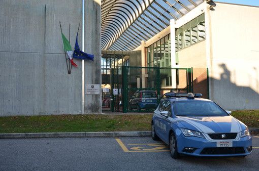 Omegna, stuzzicadenti nel citofono a notte fonda: individuati quattro ragazzi