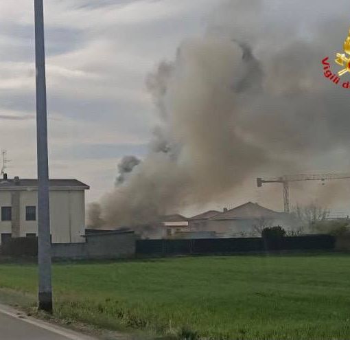 Lonate Ceppino, in fiamme due box auto: intervento in forze dei vigili del fuoco