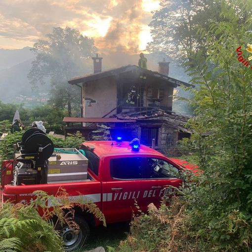 Abitazione in fiamme a Lavena Ponte Tresa, vigili del fuoco in azione con quattro mezzi
