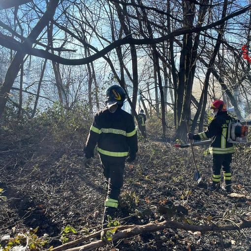 Incendio sul Monte Morone: bonifica in corso, continua il monitoraggio dei vigili del fuoco