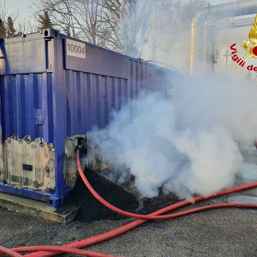 FOTO. Fiamme in ditta, vigili del fuoco in azione. Fumo bianco invade Gallarate