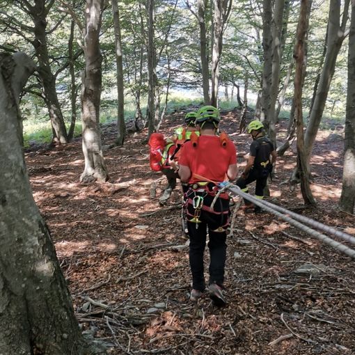 Gli uomini del Soccorso Alpino durante le operazioni di recupero