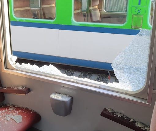 Luino, sassaiola contro i treni di Verbano Express: danneggiati due vagoni