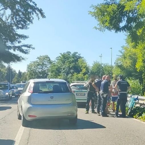 Incidente sulla statale 233 a Vedano Olona, ciclista finisce all'ospedale