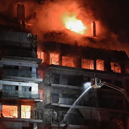 A Valencia violento incendio in edificio di 14 piani: persone intrappolate