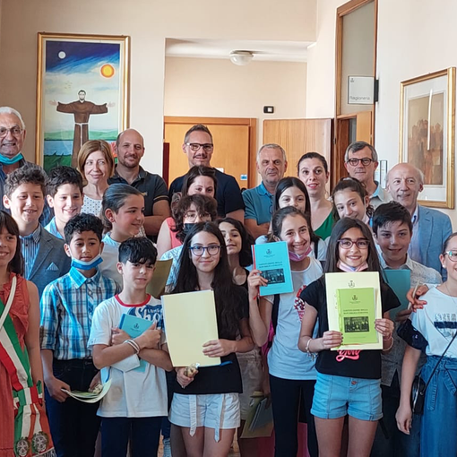 Piccoli consiglieri insegnano a Marnate: «Ambiente, gentilezza e coperte per i clochard»