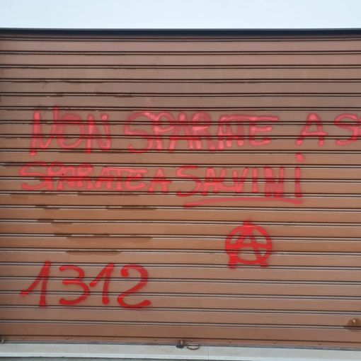 Le scritte comparse sulla saracinesca