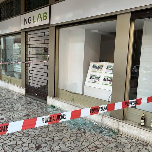 Vetrina del negozio sfondata a Gallarate, parla il titolare: «Situazione drammatica, facciamo segnalazioni ogni sera»